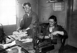 Historisches Bild mit zwei Personen bei der Arbeit in einer Blindenwerkstatt